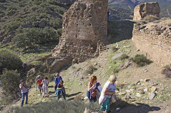 Ascenso de un grupo hasta el Castillejo de Abrucena. © Fotografía:  Lorenzo Cara